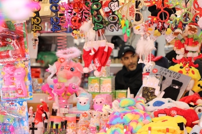 西班牙华人百元店 风靡全境的购物天堂，针纺织品销售新亮点