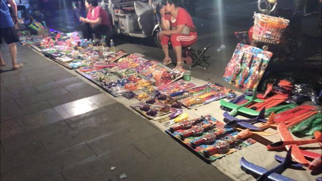 夜市小掌柜 11岁孩童暑期摆摊卖玩具的成长启示